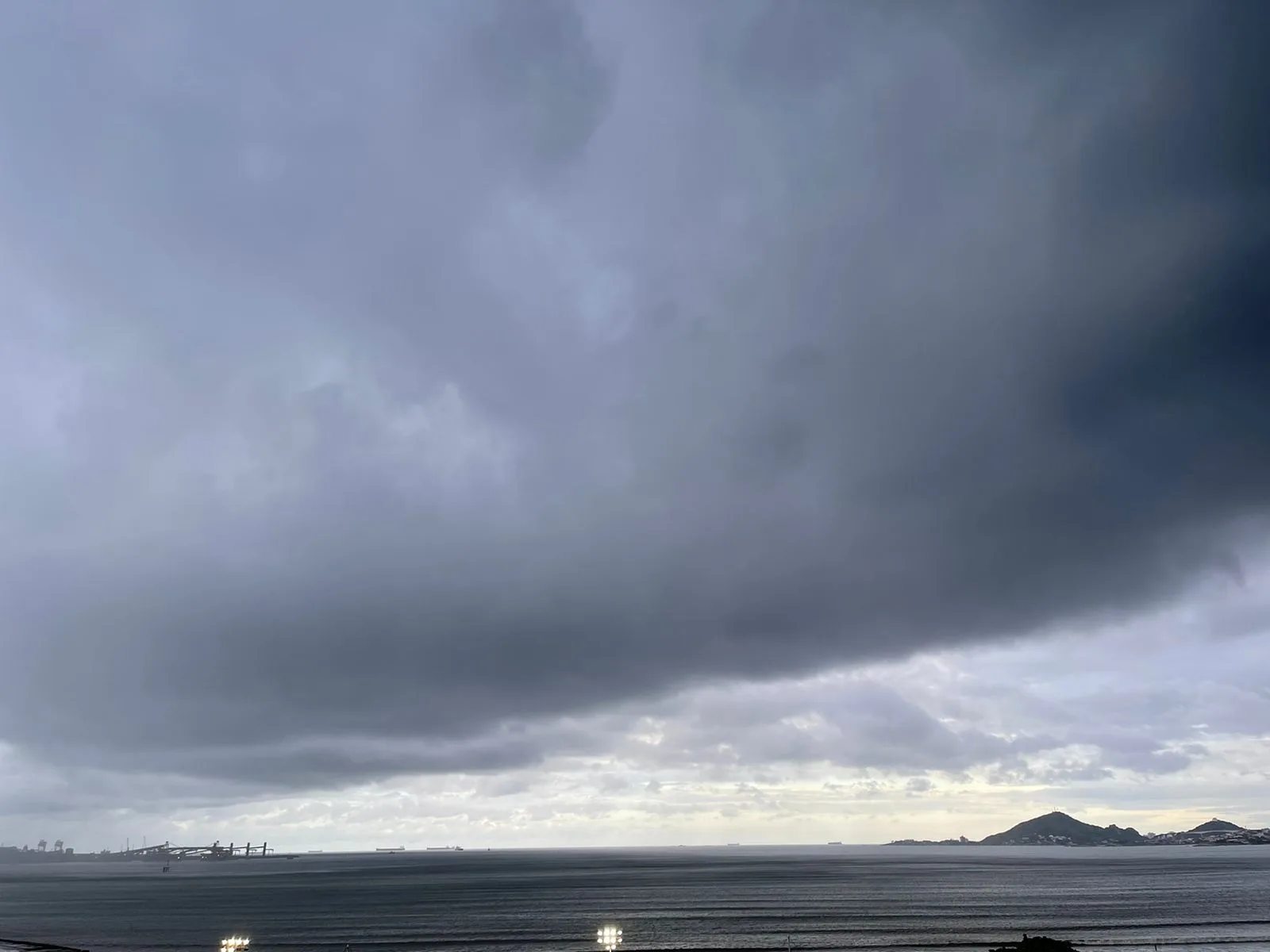 Nuvens carregadas deixam tarde com 'cara de noite' em Vitória