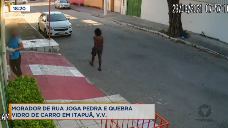 Morador de rua joga pedra em vidro de carro e assusta motorista