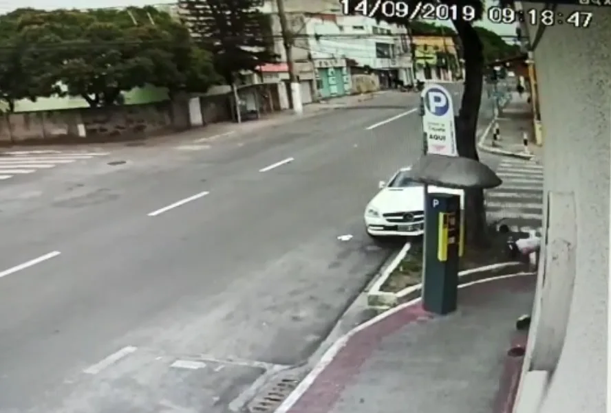 VÍDEO | Motorista de carro de luxo arrasta motociclista em Vila Velha após discussão no trânsito