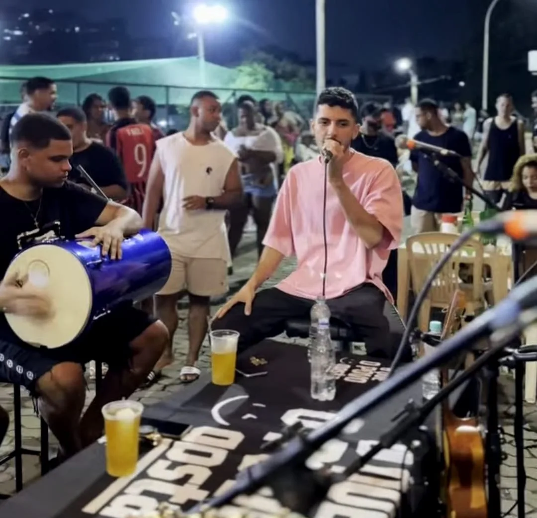 Quinta é dia de pagode! Projeto do cantor Leoziinho faz sucesso em Vitória