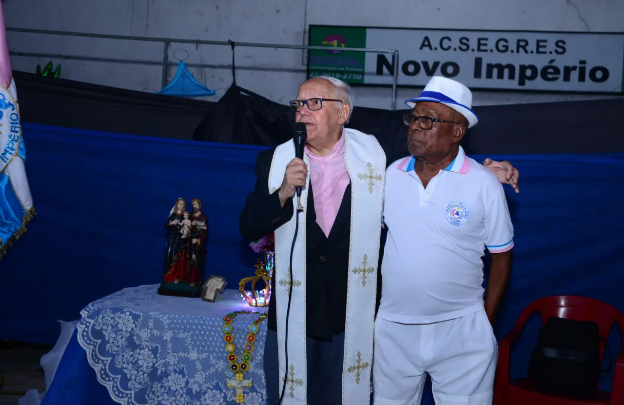 Há 20 anos, padre abençoa escola de samba no Carnaval de Vitória