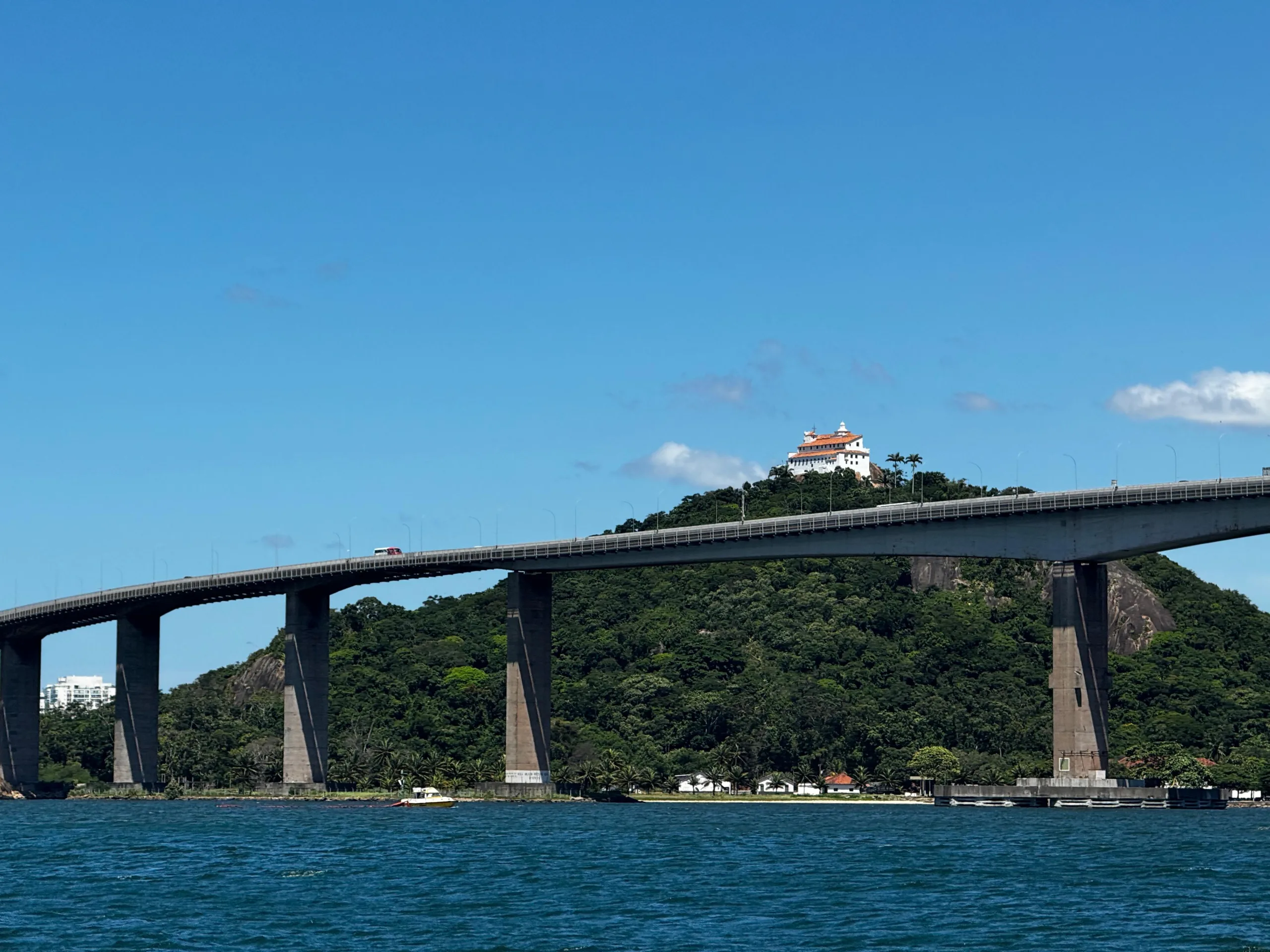 Acidente na Terceira Ponte derruba poste e placa na ciclovia