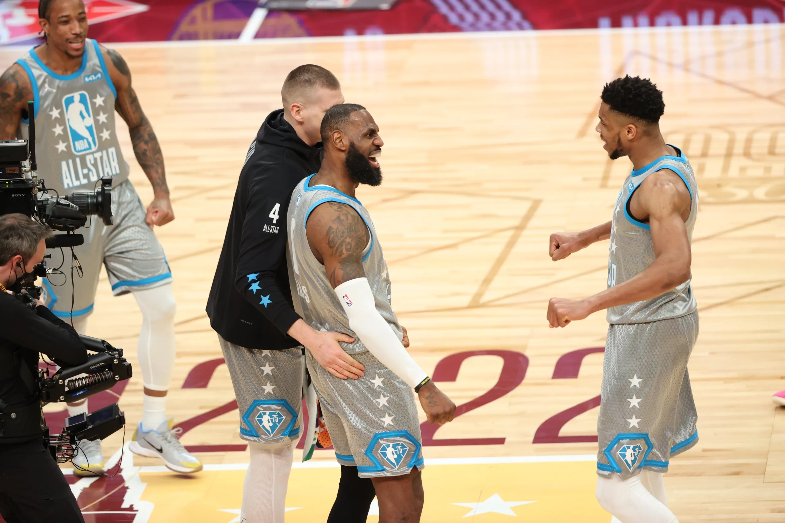 LeBron faz a cesta da vitória e Curry é eleito o MVP do Jogo das Estrelas da NBA