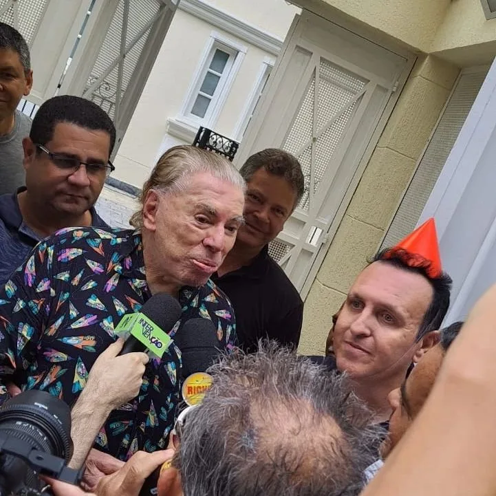 Silvio Santos faz 93 anos e cai no choro por surpresa em mansão. Veja vídeo e fotos! (Foto: Reprodução/Instagram @colavitto)