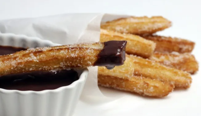 Saiba como preparar churros caseiros com doce de leite e chocolate para a sobremesa