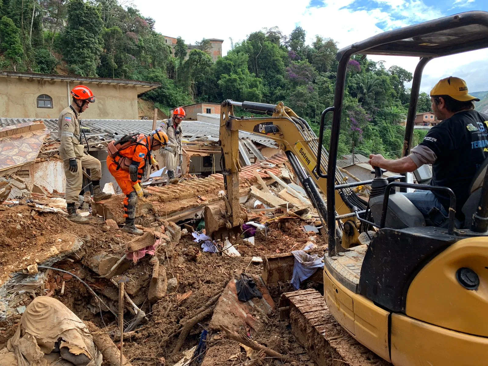 Bombeiros retornam ao ES após ajudarem a encontrar 13 corpos em Petrópolis