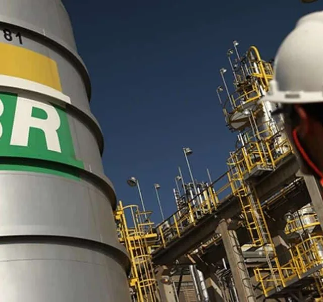 Petrobras abre concurso com 4.537 vagas e salários até R$ 11 mil