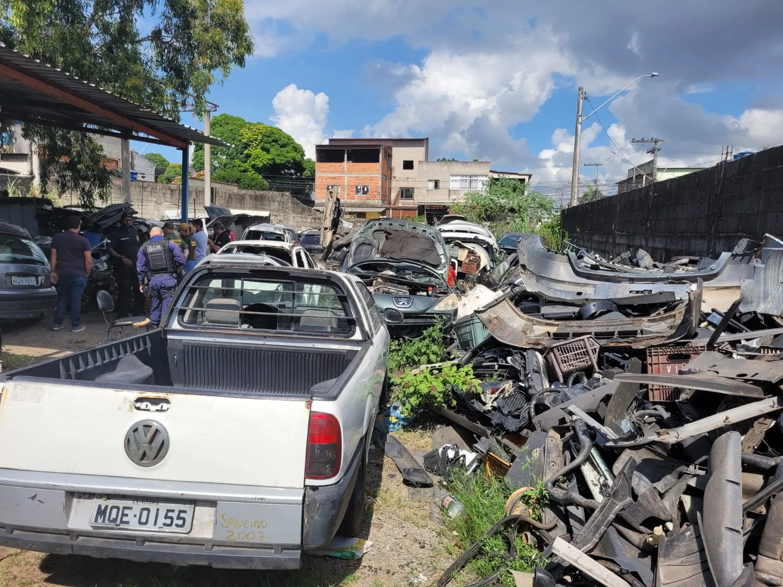 Ferros-velhos irregulares e clandestinos são interditados na Serra