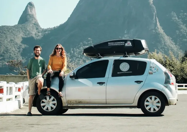 Casal de jornalistas que viaja e vive em carro chega ao ES