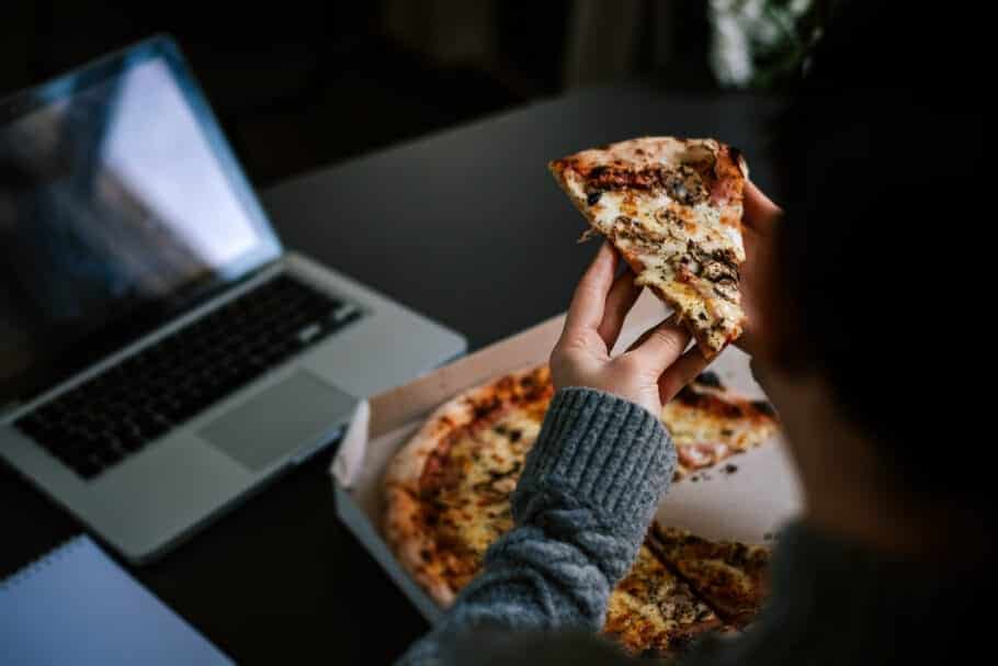 Como driblar a ansiedade de comer mais durante o isolamento?