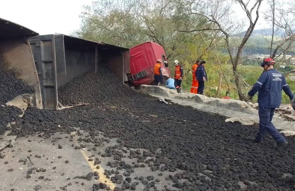 Rodovias do ES são interditadas após acidentes; veja pontos de bloqueio