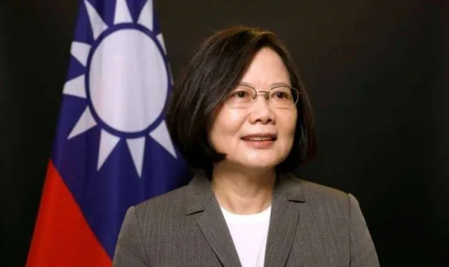 Presidente de Taiwan é reeleita propondo postura mais dura em relação à China