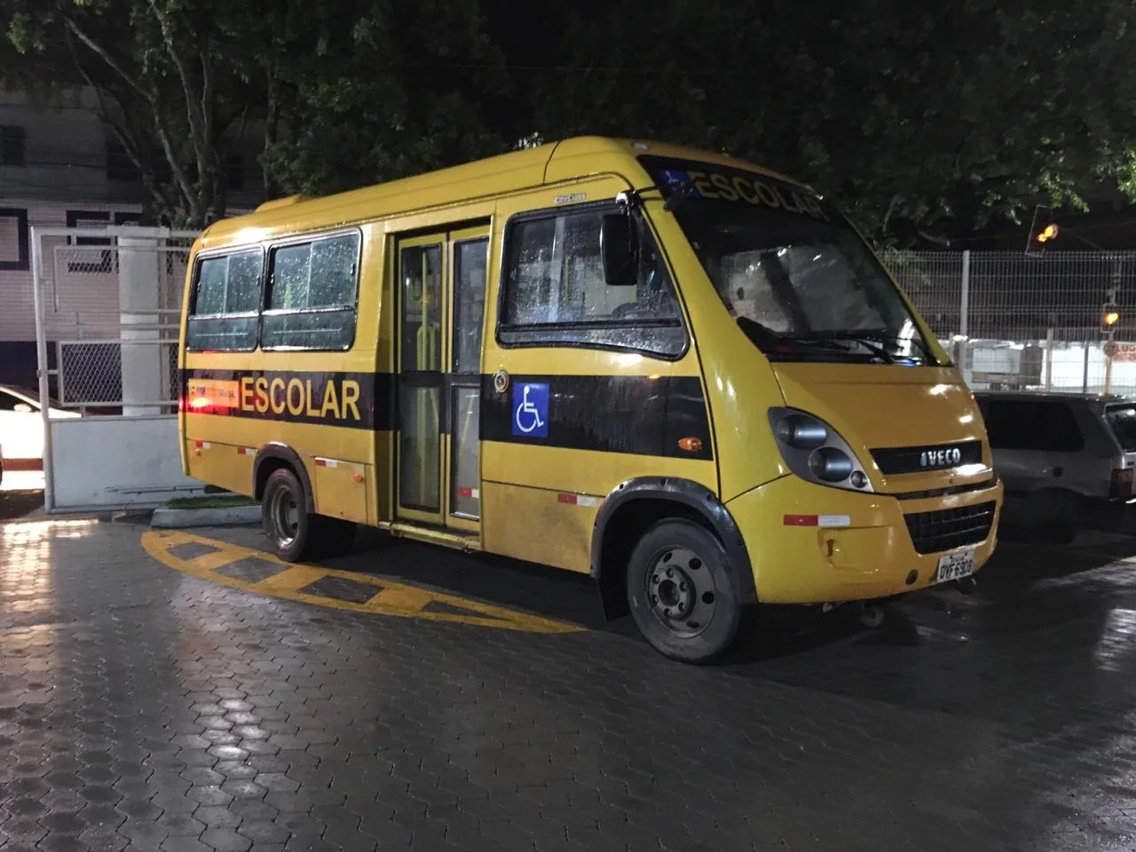 Oficial de Justiça atira contra ônibus escolar após sofrer 'fechada' no trânsito em Vila Velha