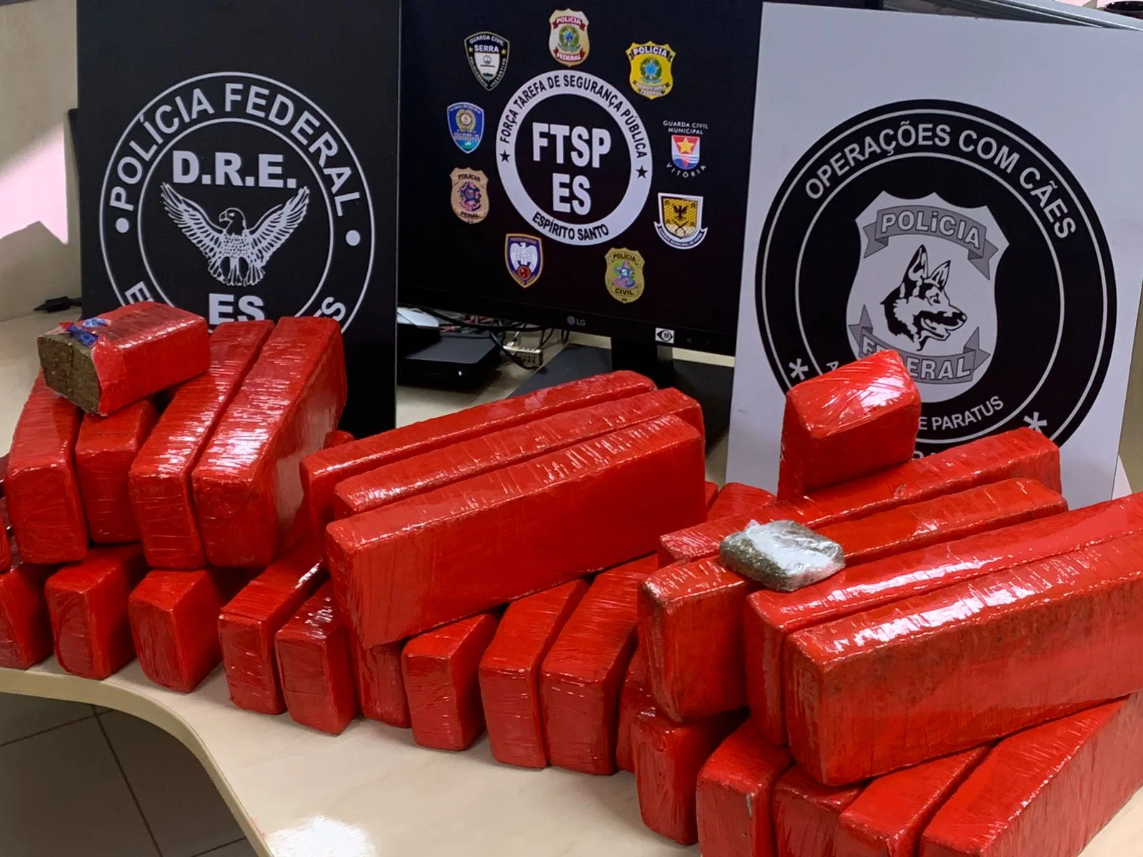 Polícia apreende 30kg de maconha em operação contra tráfico pelos Correios