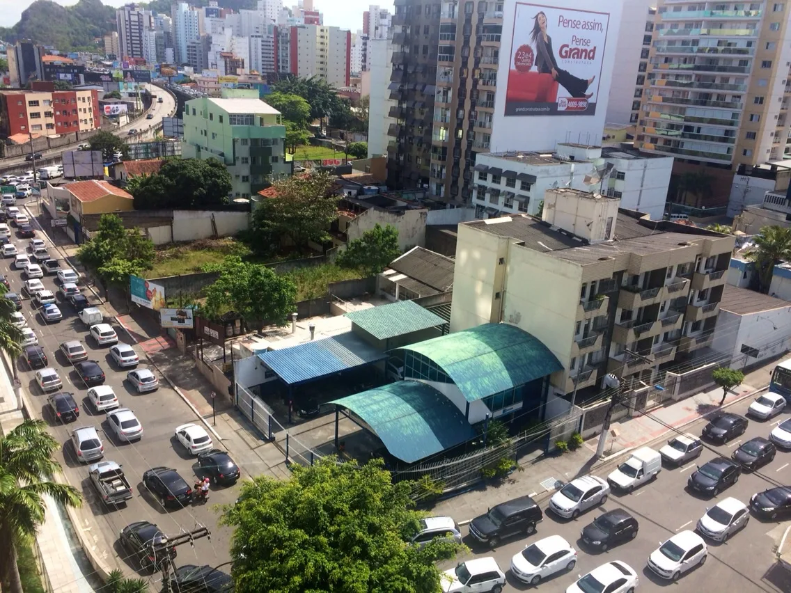 Motociclista fica ferido em acidente com três veículos na 3ª Ponte