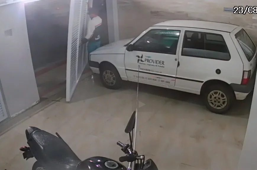 VÍDEO | Criminoso invade clínica em Vila Velha e furta até o portão da garagem