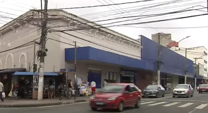 Mulher é esfaqueada após confusão em banheiro de supermercado em Vitória