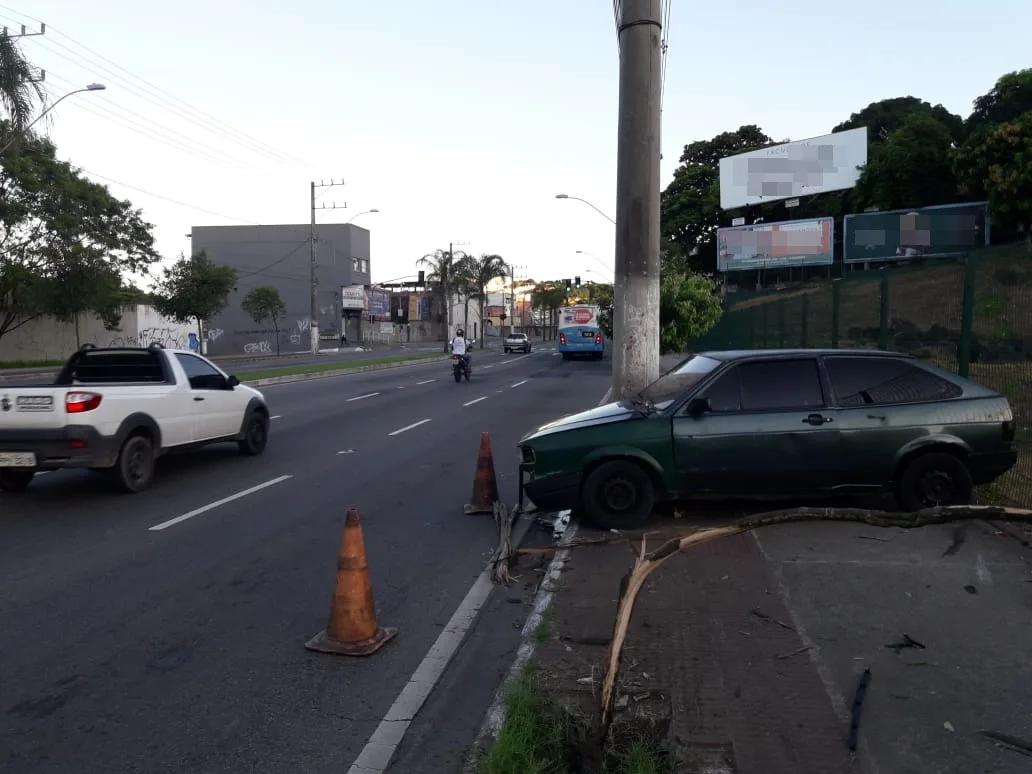 Motorista perde controle do carro e bate em poste em Vitória