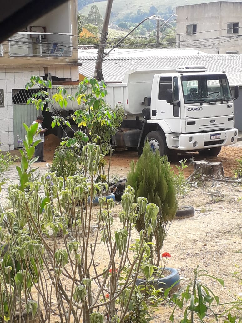 VÍDEO | Caminhão desgovernado invade casas em Aracruz