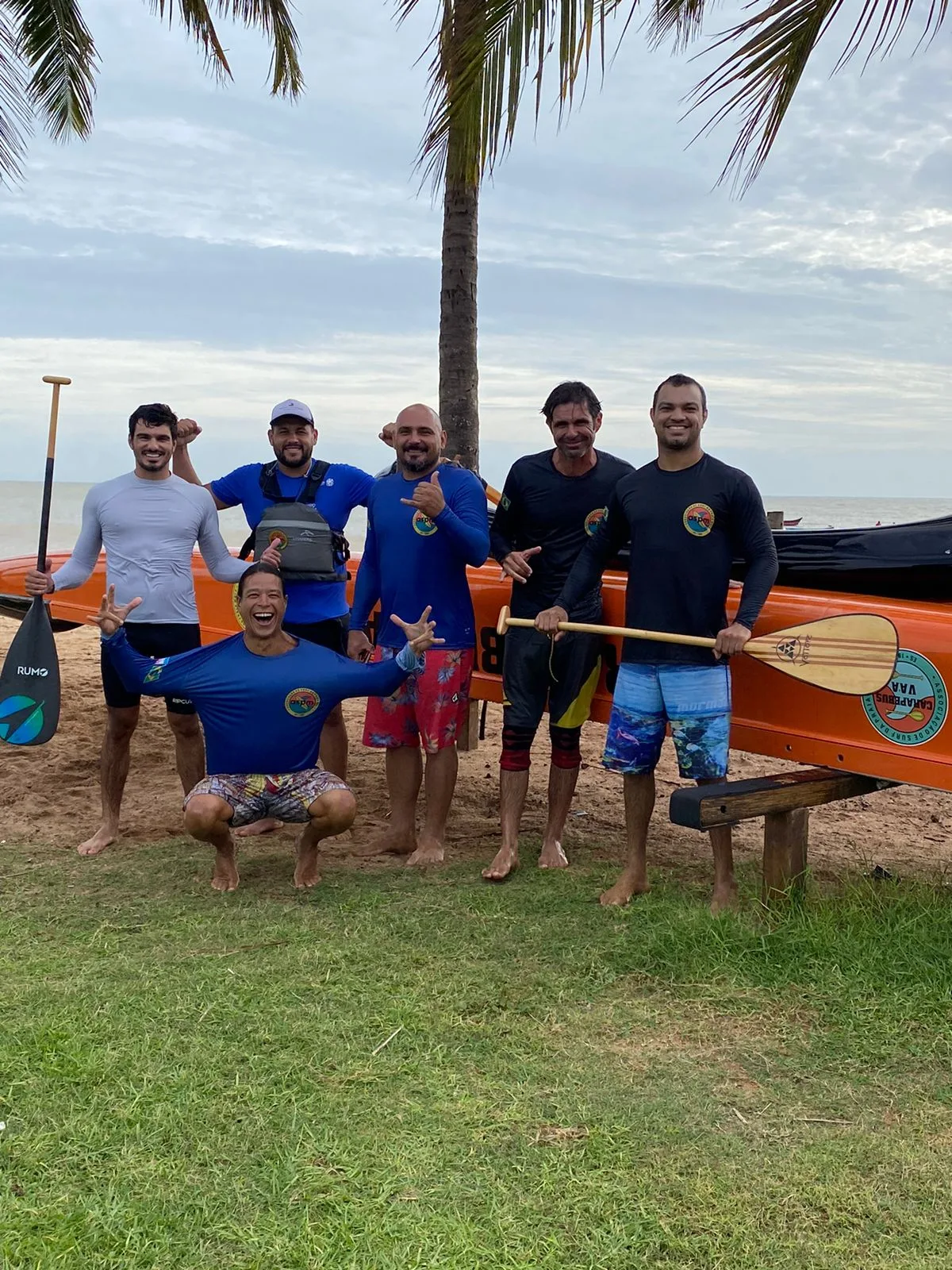 Canoeiros resgatam duas tartarugas presas em rede de pesca na Serra