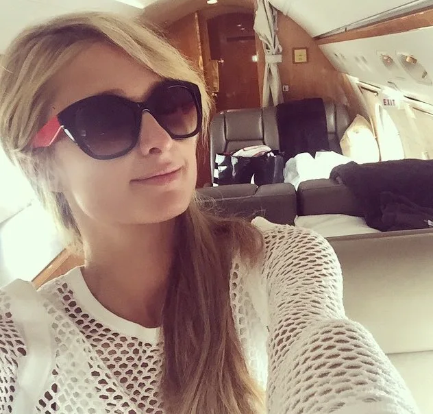 Em viagem para Dubai, Paris Hilton passa por momento de susto