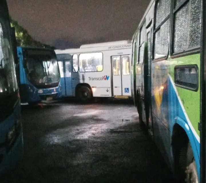 VÍDEO | Rodoviários impedem saída de ônibus sem ar-condicionado das garagens