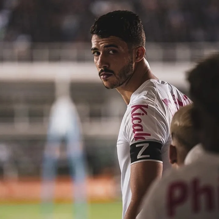 Jogador Gustavo Henrique é poupado de treino do Santos por gripe e Uribe sofre entorse