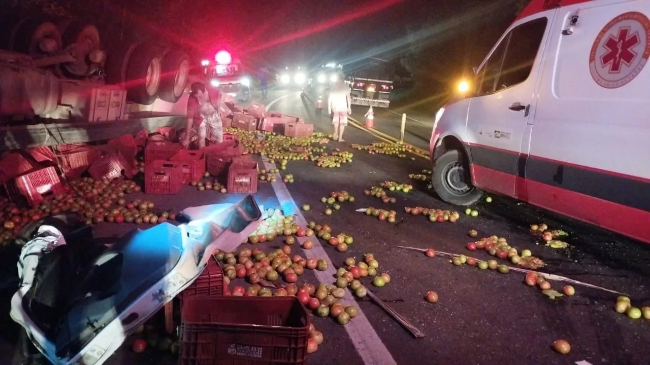 BR-101 fica interditada por 4 horas após carreta tombar em Cachoeiro