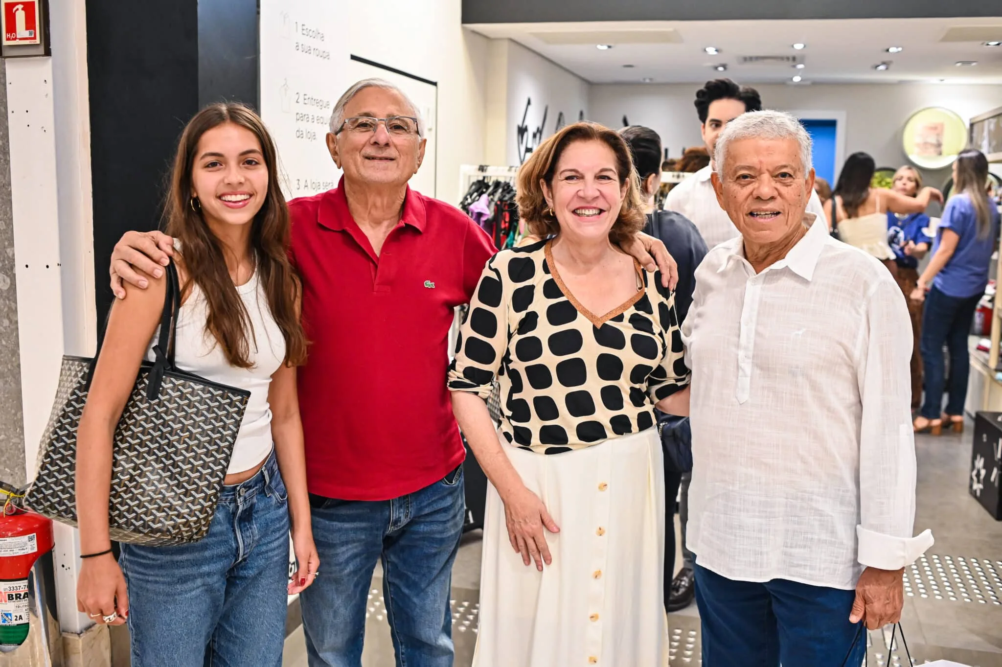 Loja Vazia no Shopping Vitória: Asilo arrecada milhares de peças para mega desfile (Foto: Arthur Louzada)