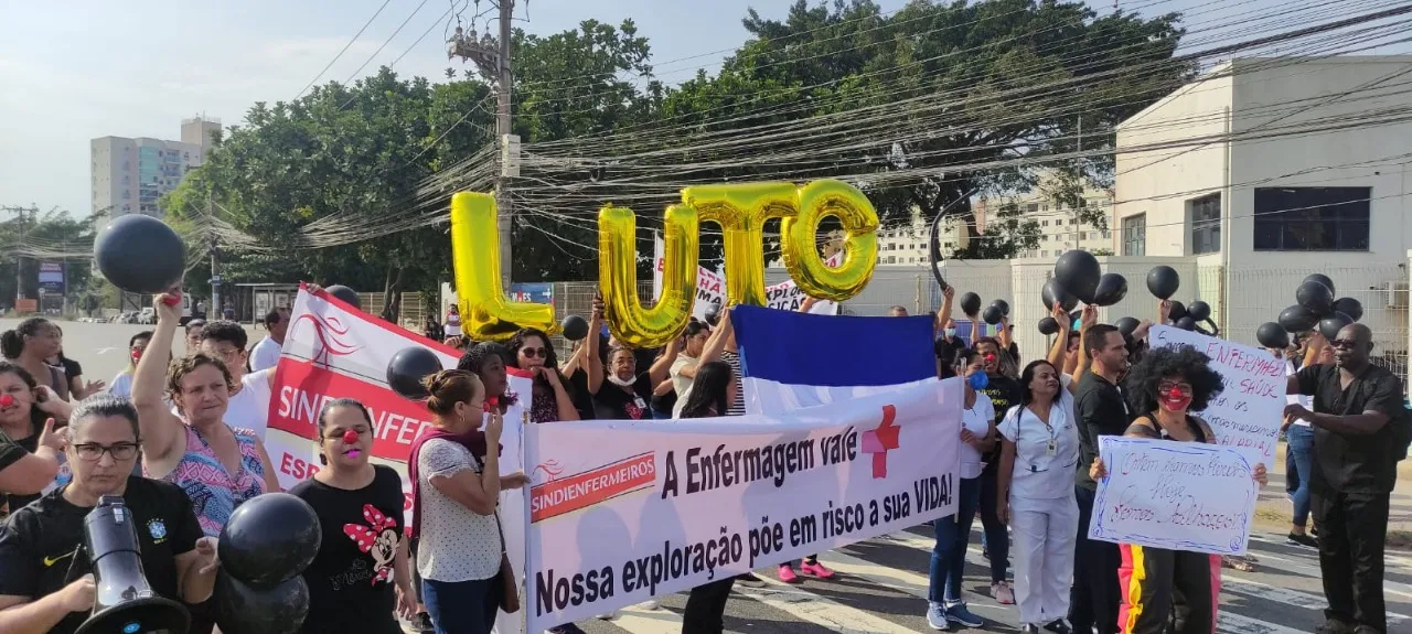 Protesto de enfermeiros interdita o trânsito na Serra e em Colatina