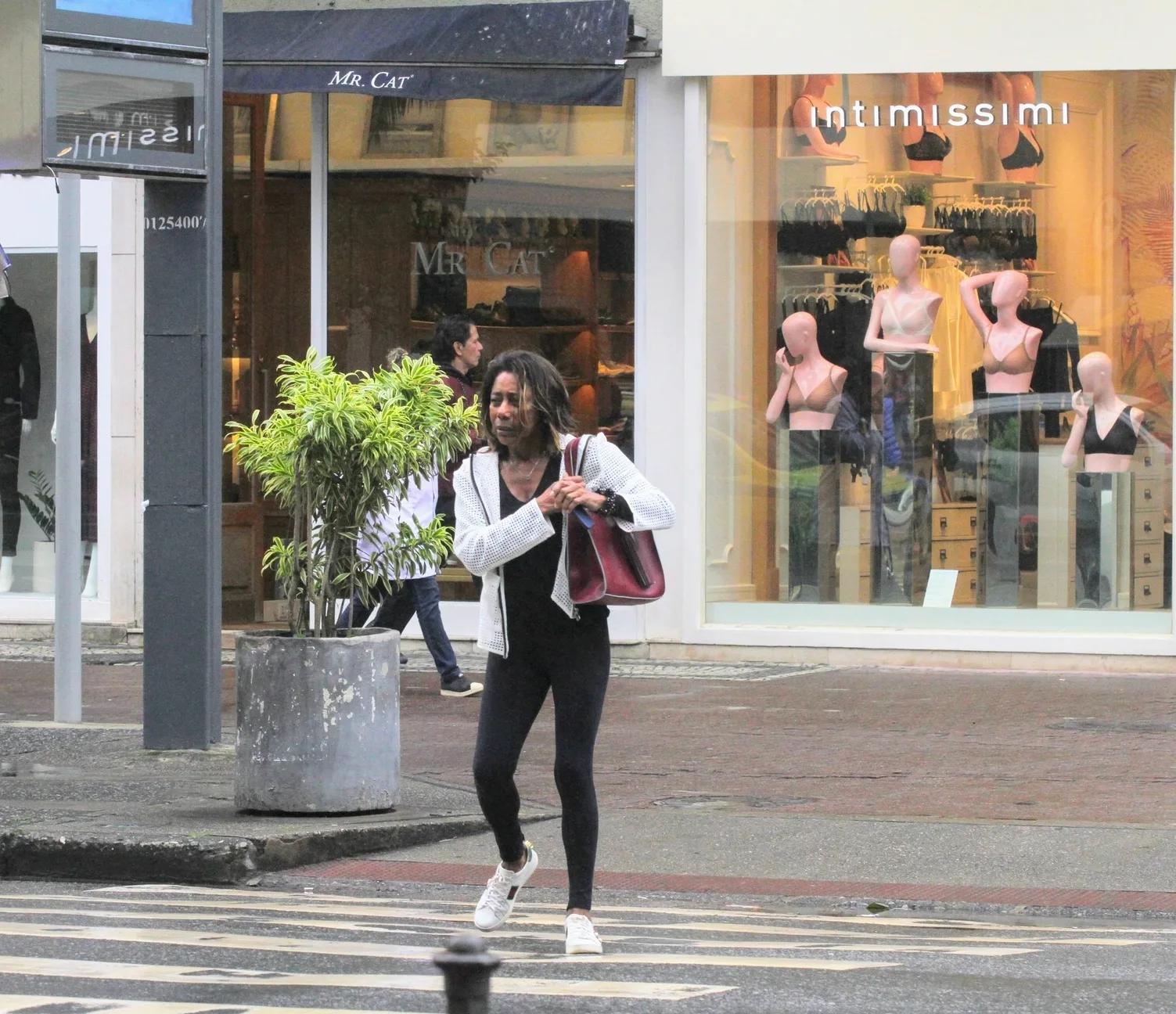 AGN_2385789 – Rio de Janeiro, BRASIL – *EXCLUSIVO* – Em dia chuvoso no Rio, Glória Maria passeia pelas ruas de Ipanema e vai a uma boutique de frutas – Fotos Dan Delmiro Pictured: Gloria Maria AgNews 20 MAIO 2022 BYLINE MUST READ: Daniel Delmiro / AgNews Xico Silva telefone: (21) 98240-2501 email: agnews.fotografia@gmail.com