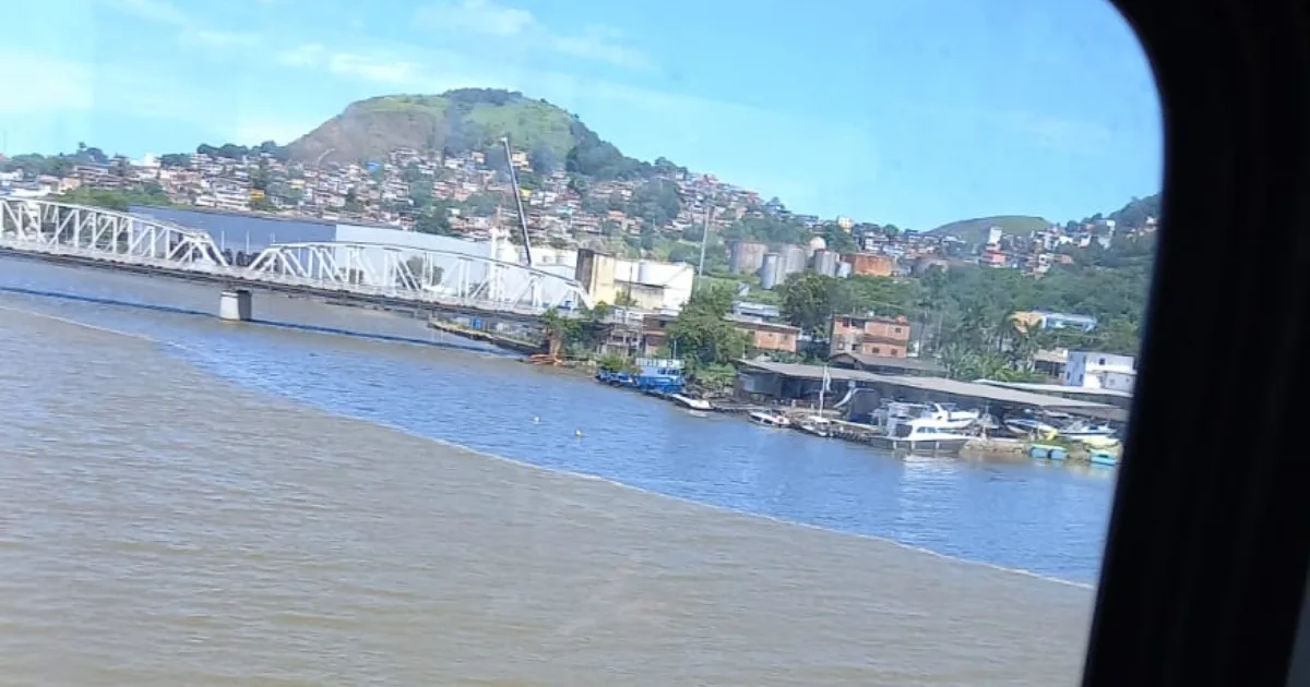 Água da Baía de Vitória está com cores que não se misturam