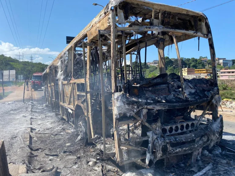 VÍDEO| Ônibus é incendiado por criminosos em Cariacica