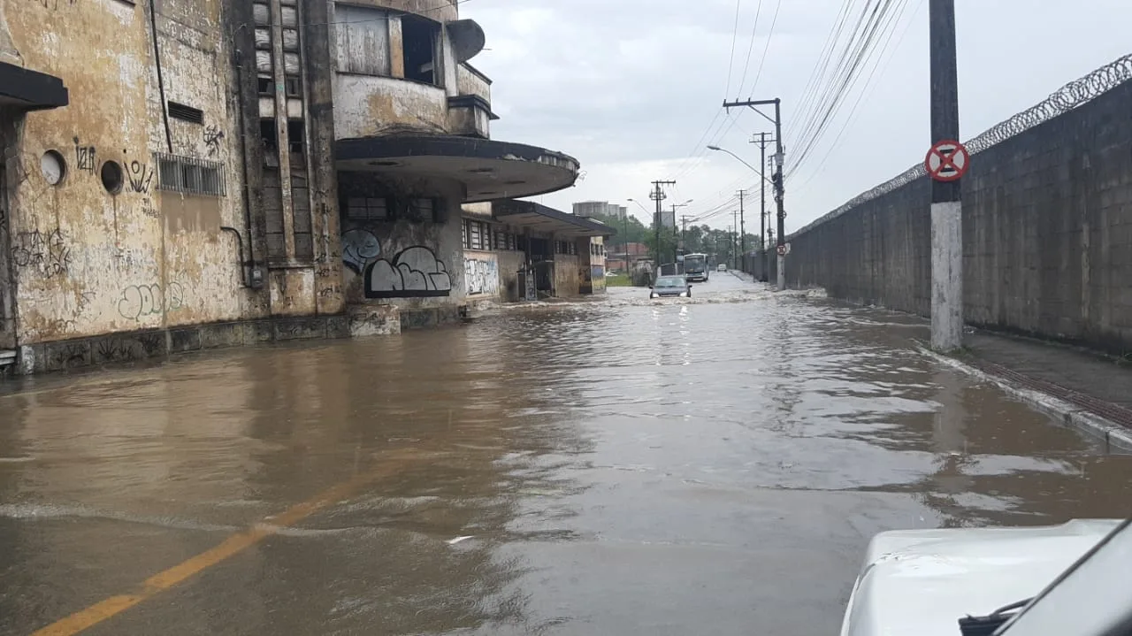 Equipes da Defesa Civil monitoram áreas com histórico de deslizamentos e alagamentos em Vila Velha