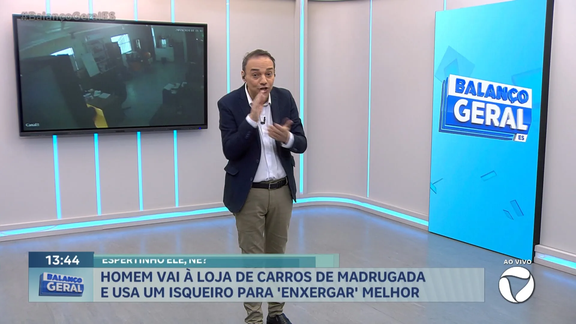 ESPERTINHO ELE, NÉ? HOMEM VAI À LOJA DE CARROS DE MADRUGADA E USA UM ISQUEIRO PARA ENXEGAR MELHOR.