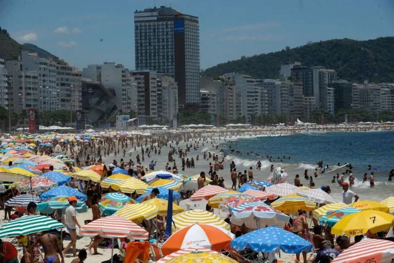 Rio de Janeiro – Praia de Copacabana no primeiro final de semana do verão no Rio de Janeiro(Fernando Frazão/Agencia Brasil)