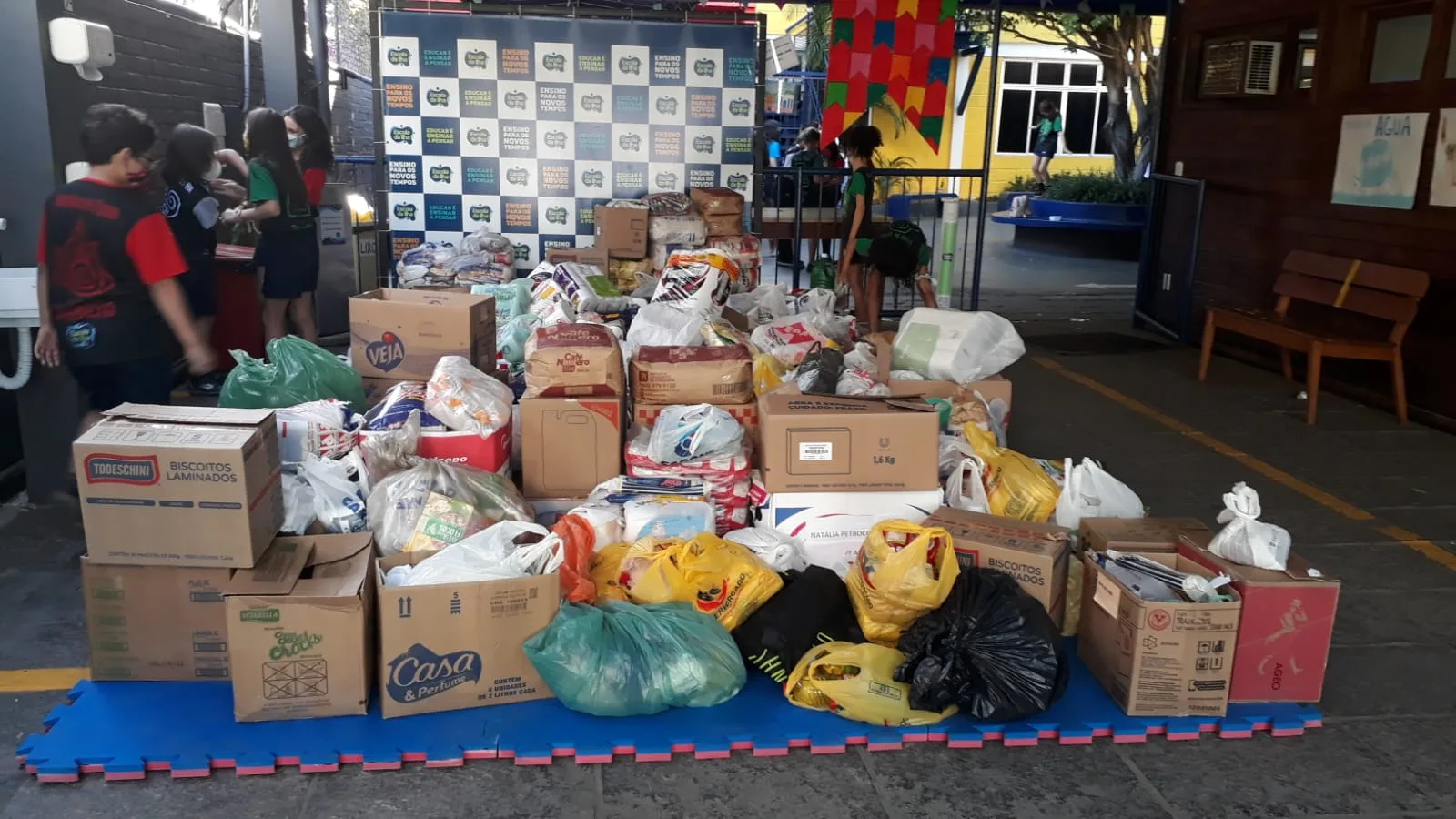 Escola de Vitória arrecada duas toneladas de alimento para instituição de Cariacica