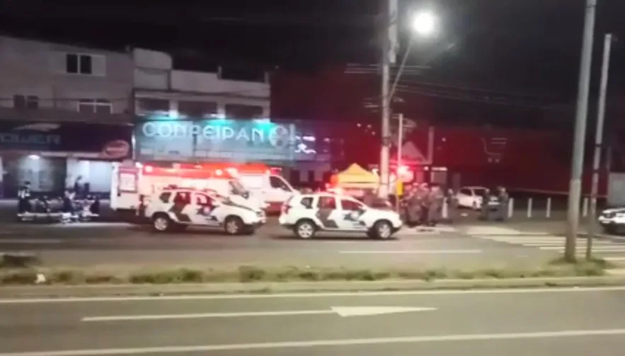 Tiros e acidente: arrastão na porta da Ceasa termina com suspeitos feridos e três detidos