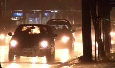 Chuva provoca queda de energia e árvores, acidentes e muito trânsito na Grande Vitória