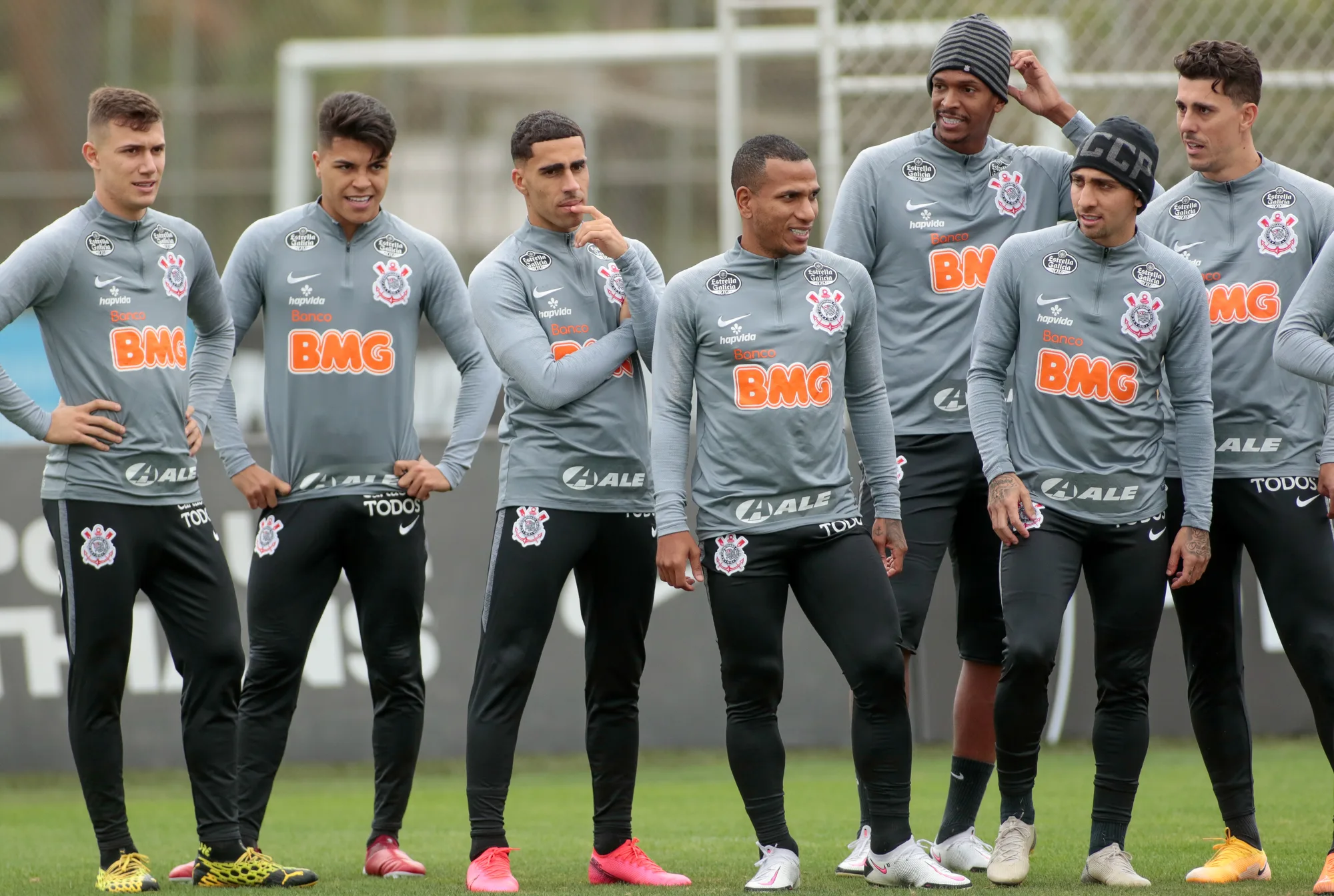 Corinthians abre quartas de final do Paulistão com atenções divididas