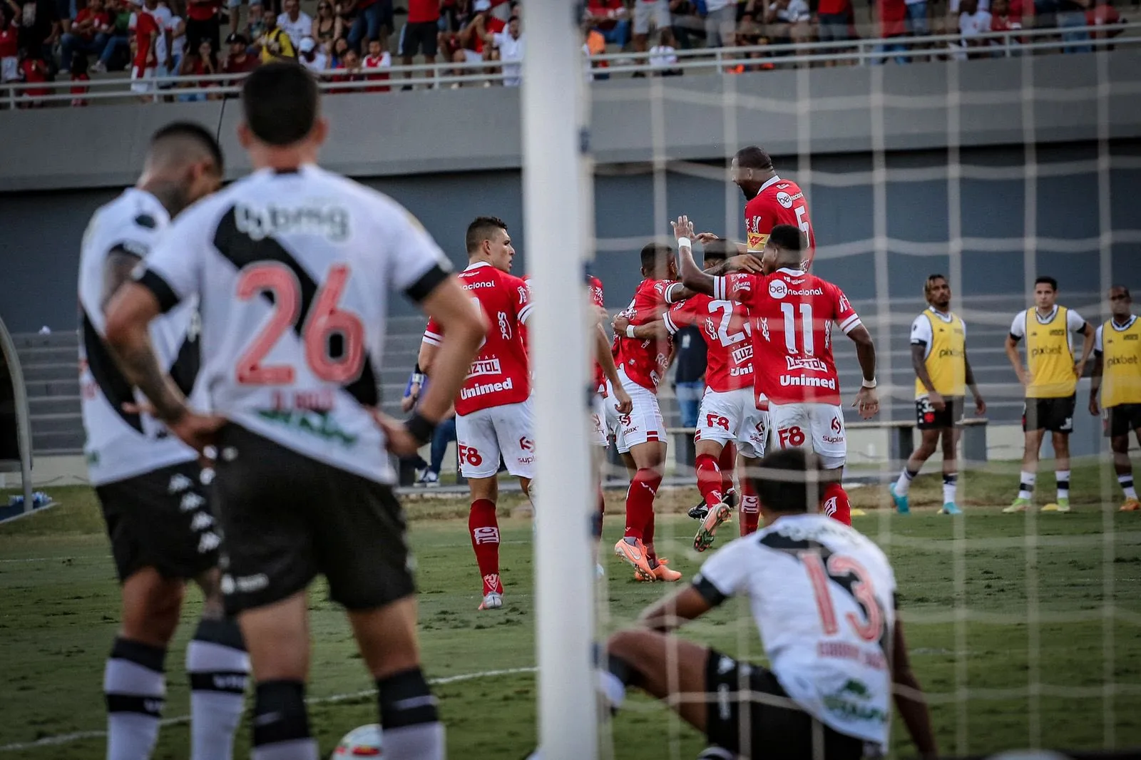 Vasco perde do lanterna Vila Nova e cai para terceiro na Série B