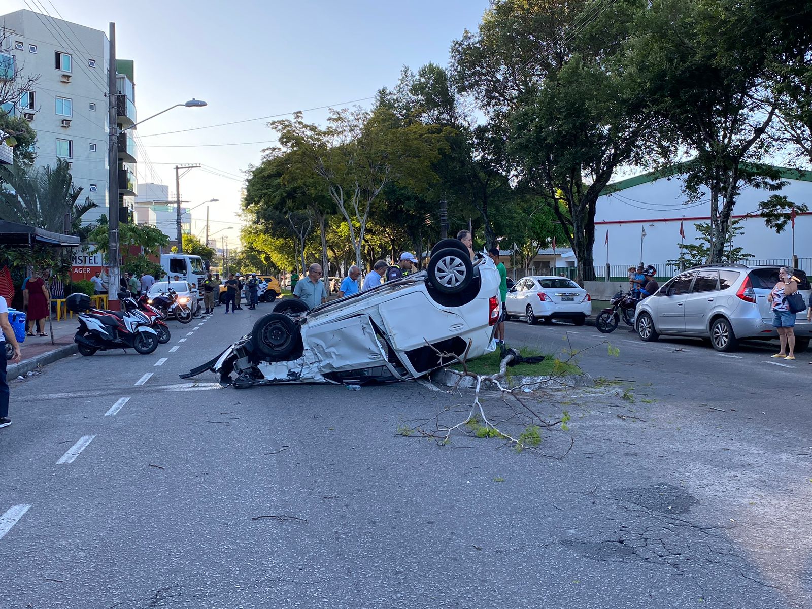 Carro capota em acidente e motorista fica ferida em Jardim da Penha