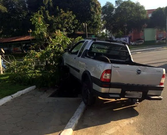 Motorista fica ferido ao subir em canteiro e derrubar árvore em Vitória