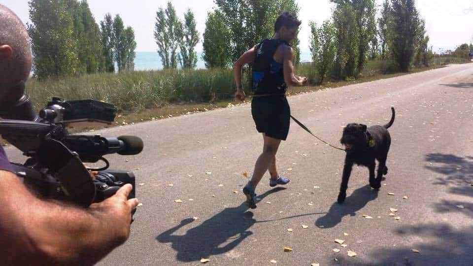 Mulher vai correr maratona de costas para bater recorde do Guinness Book