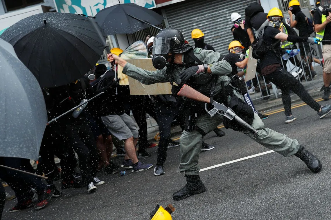 Polícia de Hong Kong impede protestos em aeroportos, mas manifestações continuam