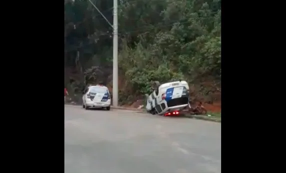 Homem é baleado após tentar furtar viatura, arrastar policial e capotar com veículo em Cariacica