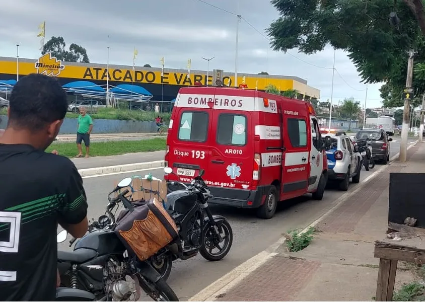 Motorista perde controle do carro em acidente e fica preso às ferragens