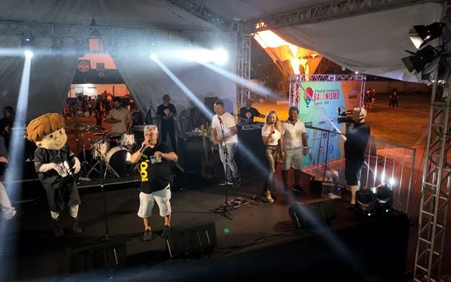 Artistas agitam Festival Internacional de Balonismo em SP