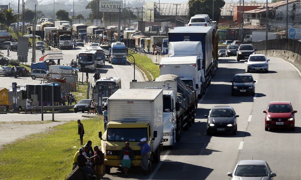 Caminhoneiros fazem paralização na BR 101, Niterói-Manilha, na altura de Itaboraí, no Rio de Janeiro.