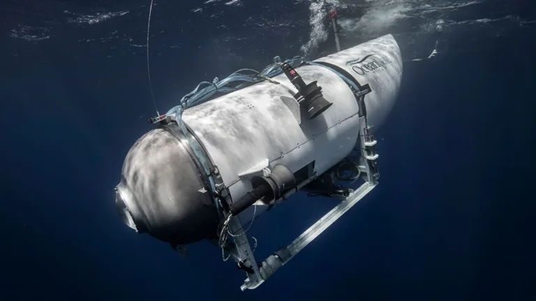 Destroços são encontrados na área em que o submarino desapareceu